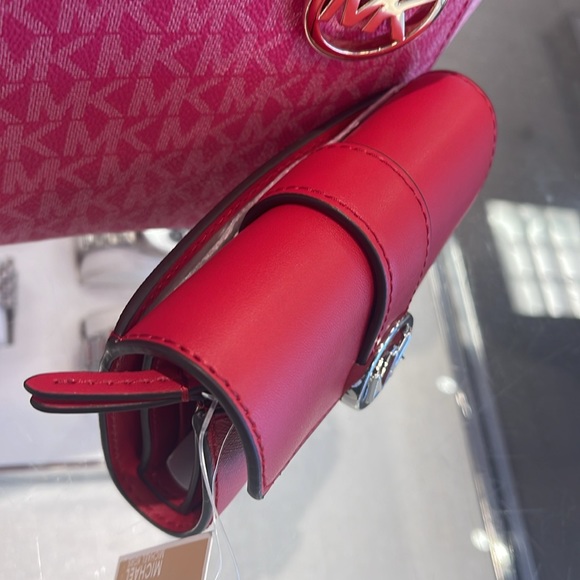 MICHAEL KORS
Carmen Medium Faux Leather Wallet
Bright Red
NWT - Picture 5 of 16